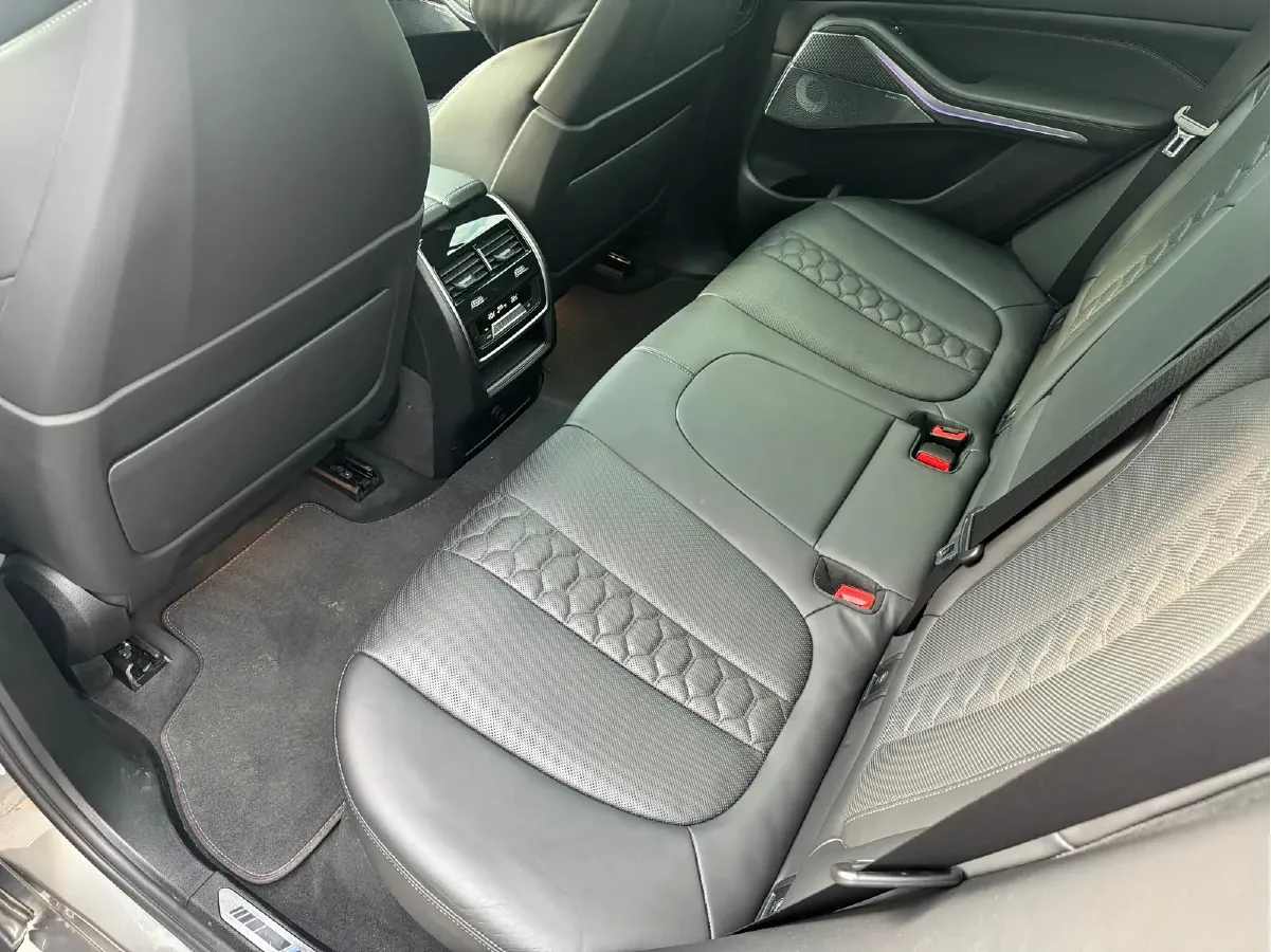 2022 BMW X5 M 4.4T 600HP V8 8AT,autocango,china used car exporter,china ev exporter,chinese used car exporter,chinese used ev exporter