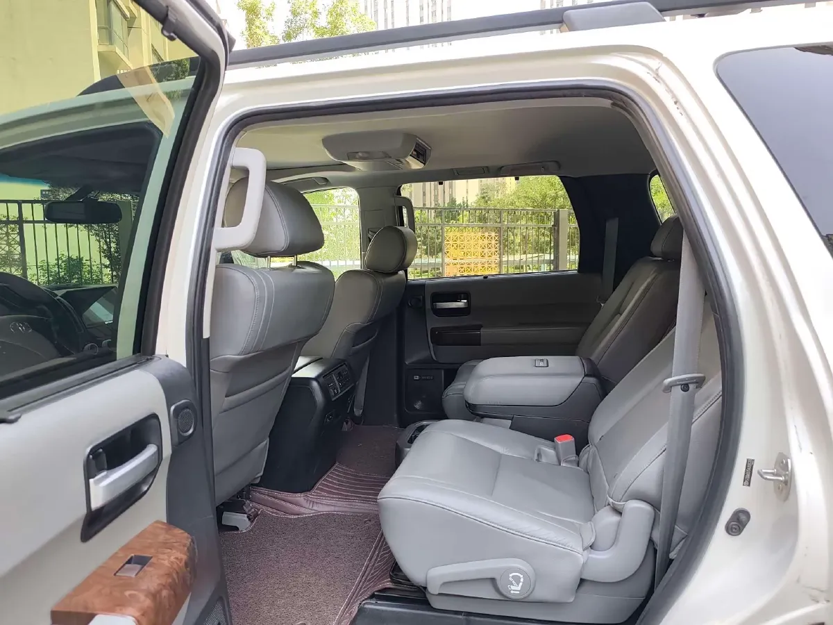 2010 Toyota Sequoia 5.7L 386HP V8 6AT,autocango,china used car exporter,china ev exporter,chinese used car exporter,chinese used ev exporter