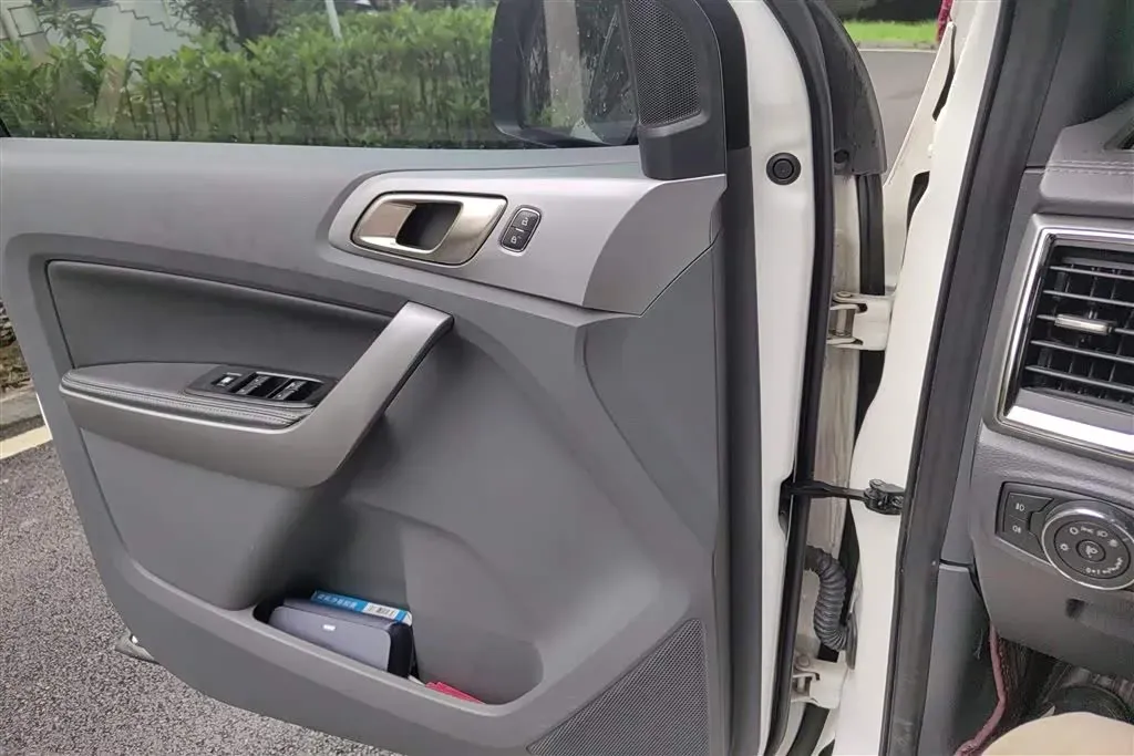 2017 Ford Everest 2.0T 245HP L4 6AT,autocango,china used car exporter,china ev exporter,chinese used car exporter,chinese used ev exporter