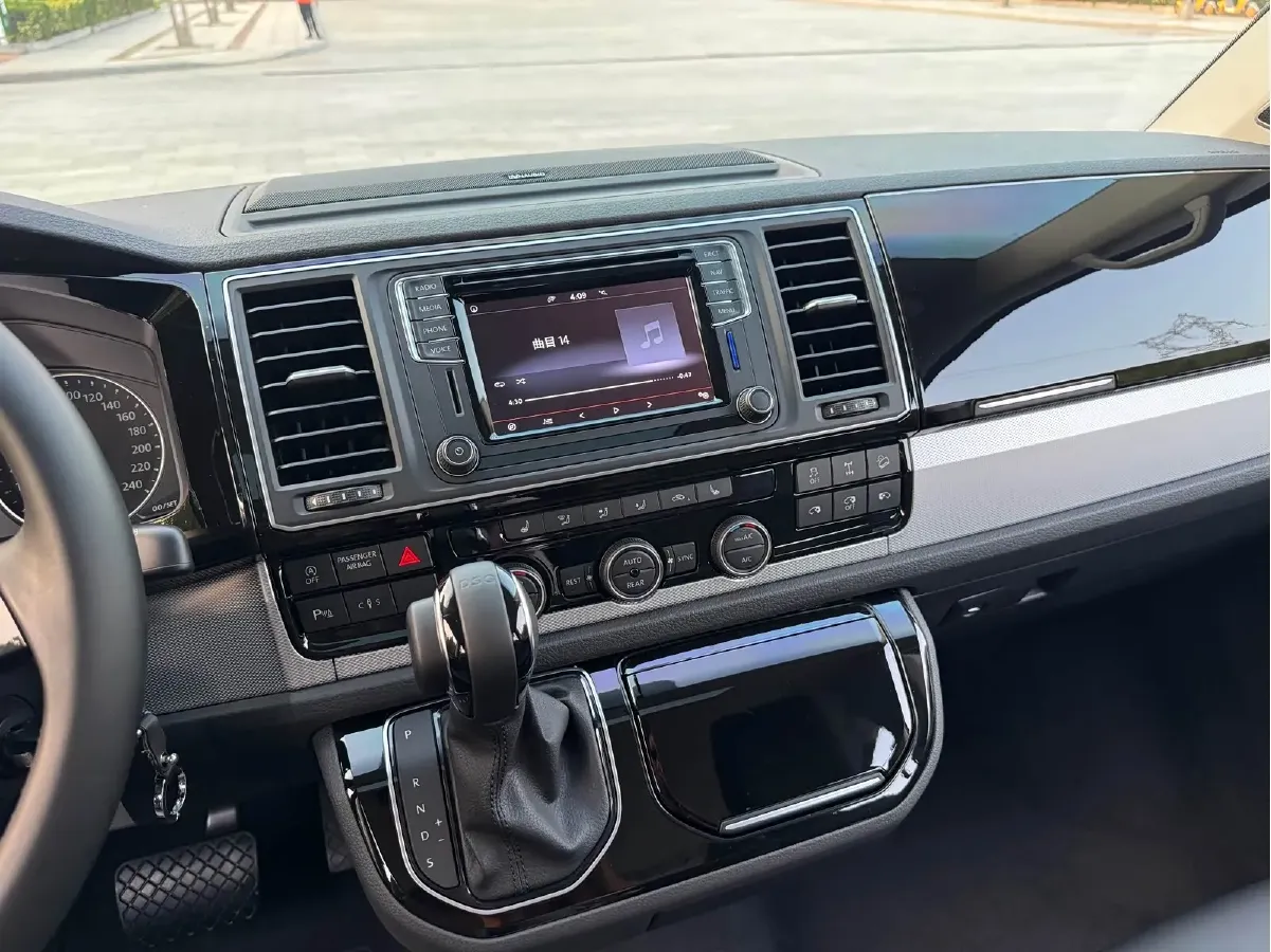 2017 Volkswagen Multivan 2.0T 204HP L4 7DCT,autocango,china used car exporter,china ev exporter,chinese used car exporter,chinese used ev exporter