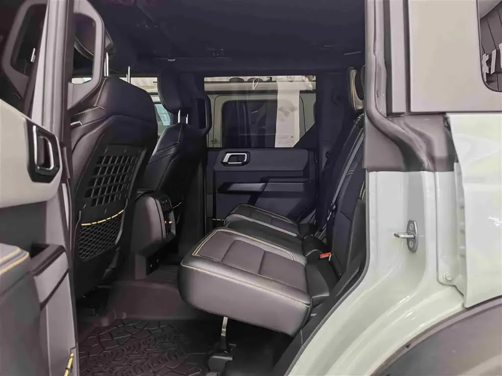 2024 Ford Bronco 2.3T 275HP L4 10AT,autocango,china used car exporter,china ev exporter,chinese used car exporter,chinese used ev exporter