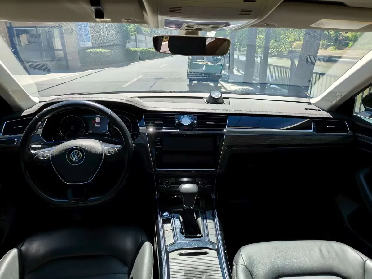 2018 Volkswagen Phideon 2.0T 224HP L4 7DCT,autocango,china used car exporter,china ev exporter,chinese used car exporter,chinese used ev exporter