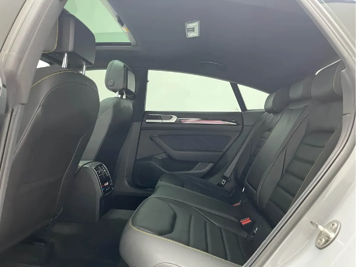 2024 Volkswagen CC 2.0T 220HP L4 7DCT,autocango,china used car exporter,china ev exporter,chinese used car exporter,chinese used ev exporter