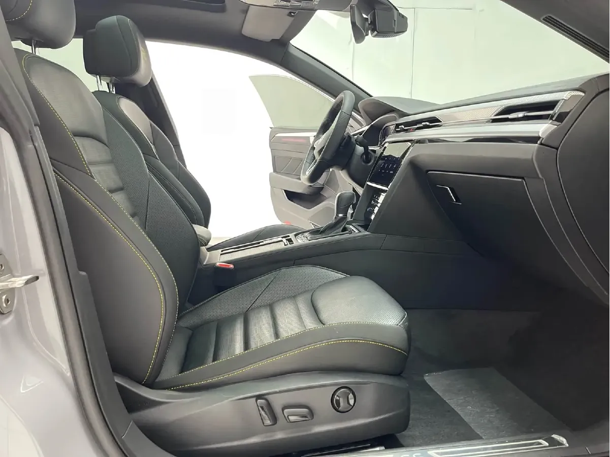 2024 Volkswagen CC 2.0T 220HP L4 7DCT,autocango,china used car exporter,china ev exporter,chinese used car exporter,chinese used ev exporter