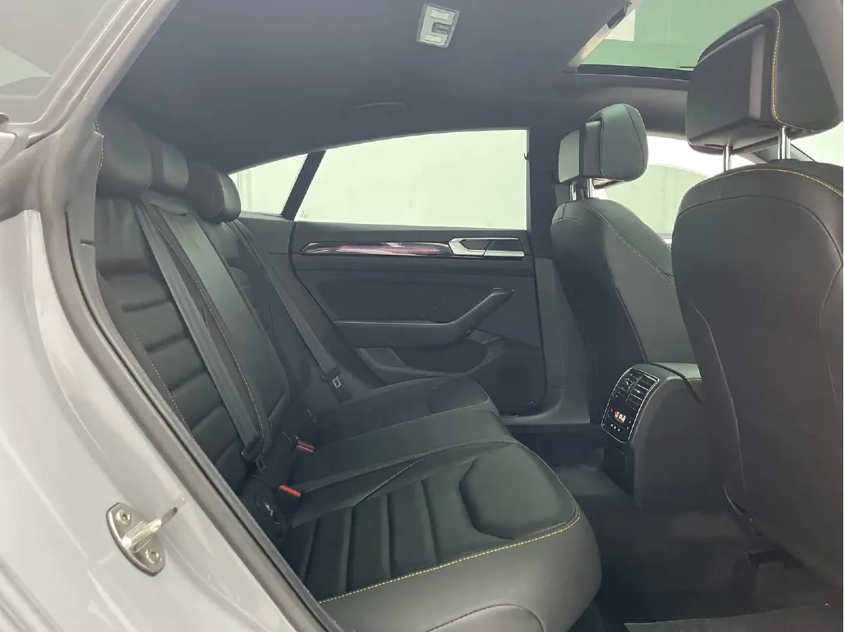 2024 Volkswagen CC 2.0T 220HP L4 7DCT,autocango,china used car exporter,china ev exporter,chinese used car exporter,chinese used ev exporter