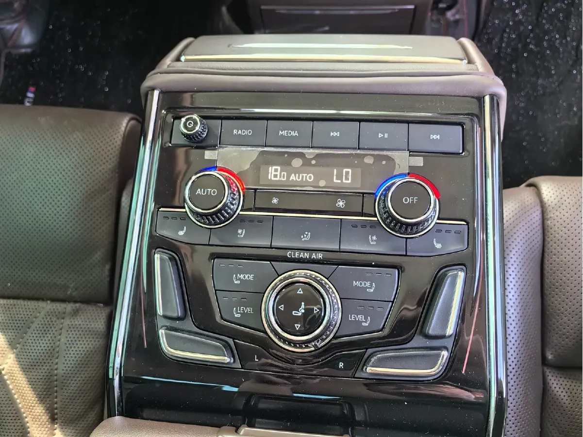 2021 Volkswagen Phideon 2.0T 224HP L4 7DCT,autocango,china used car exporter,china ev exporter,chinese used car exporter,chinese used ev exporter