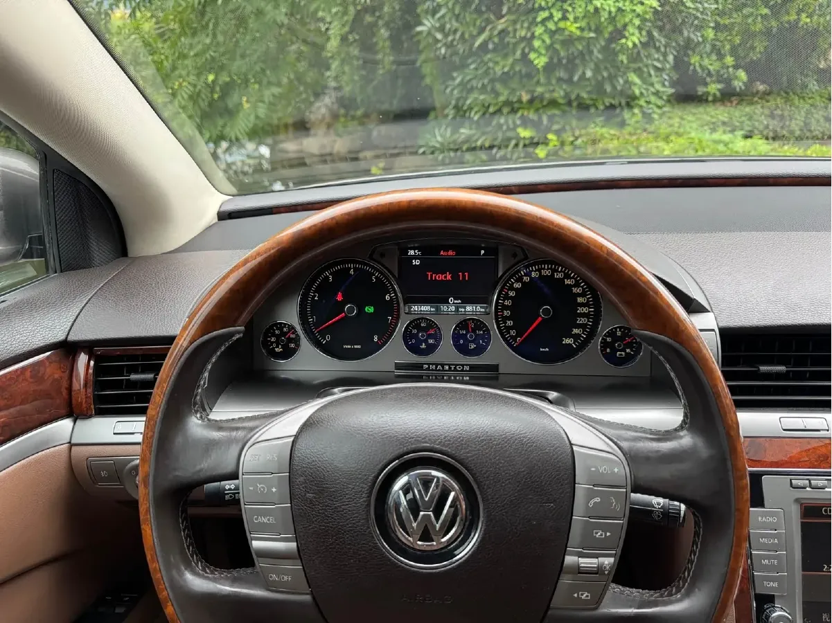 2011 Volkswagen Pheaton 3.6L 280HP V6 6AT,autocango,china used car exporter,china ev exporter,chinese used car exporter,chinese used ev exporter