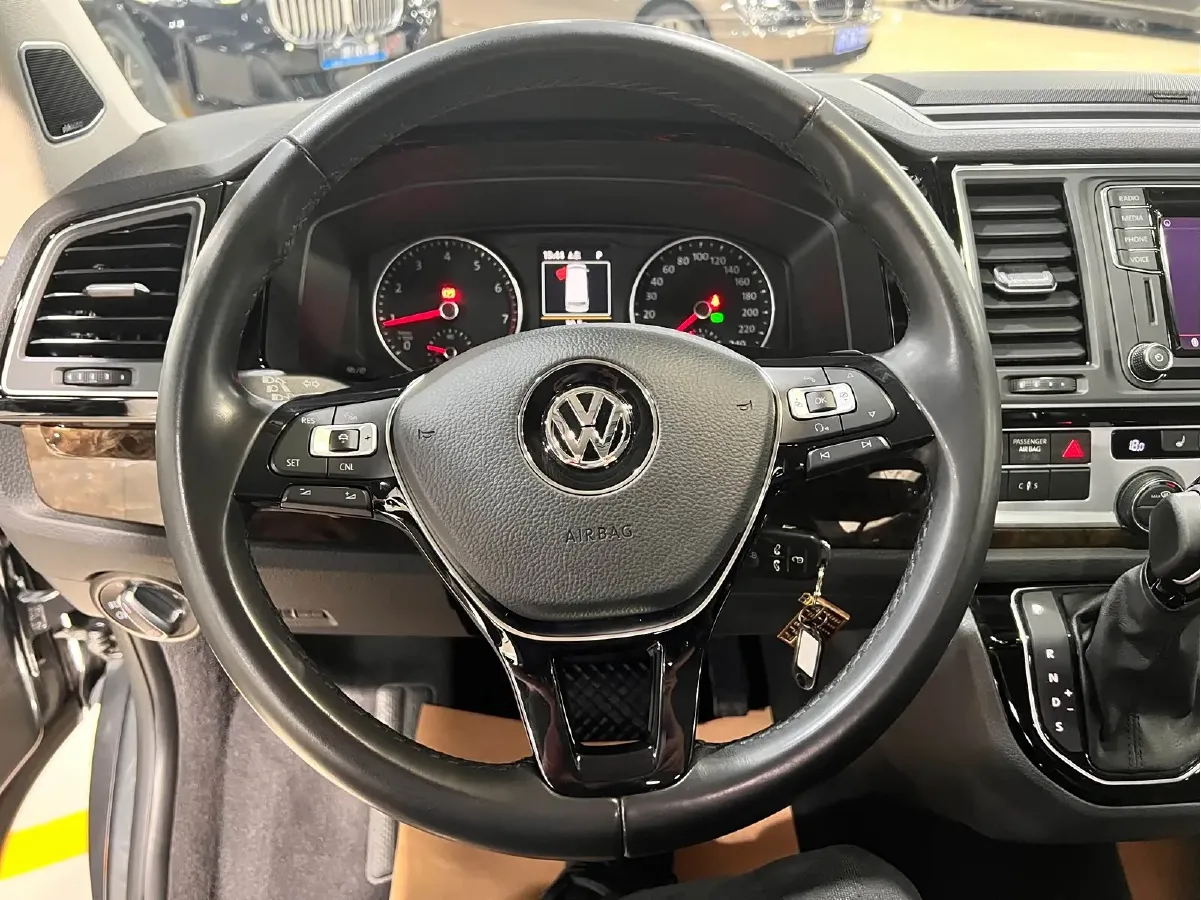 2019 Volkswagen Multivan 2.0T 204HP L4 7DCT,autocango,china used car exporter,china ev exporter,chinese used car exporter,chinese used ev exporter
