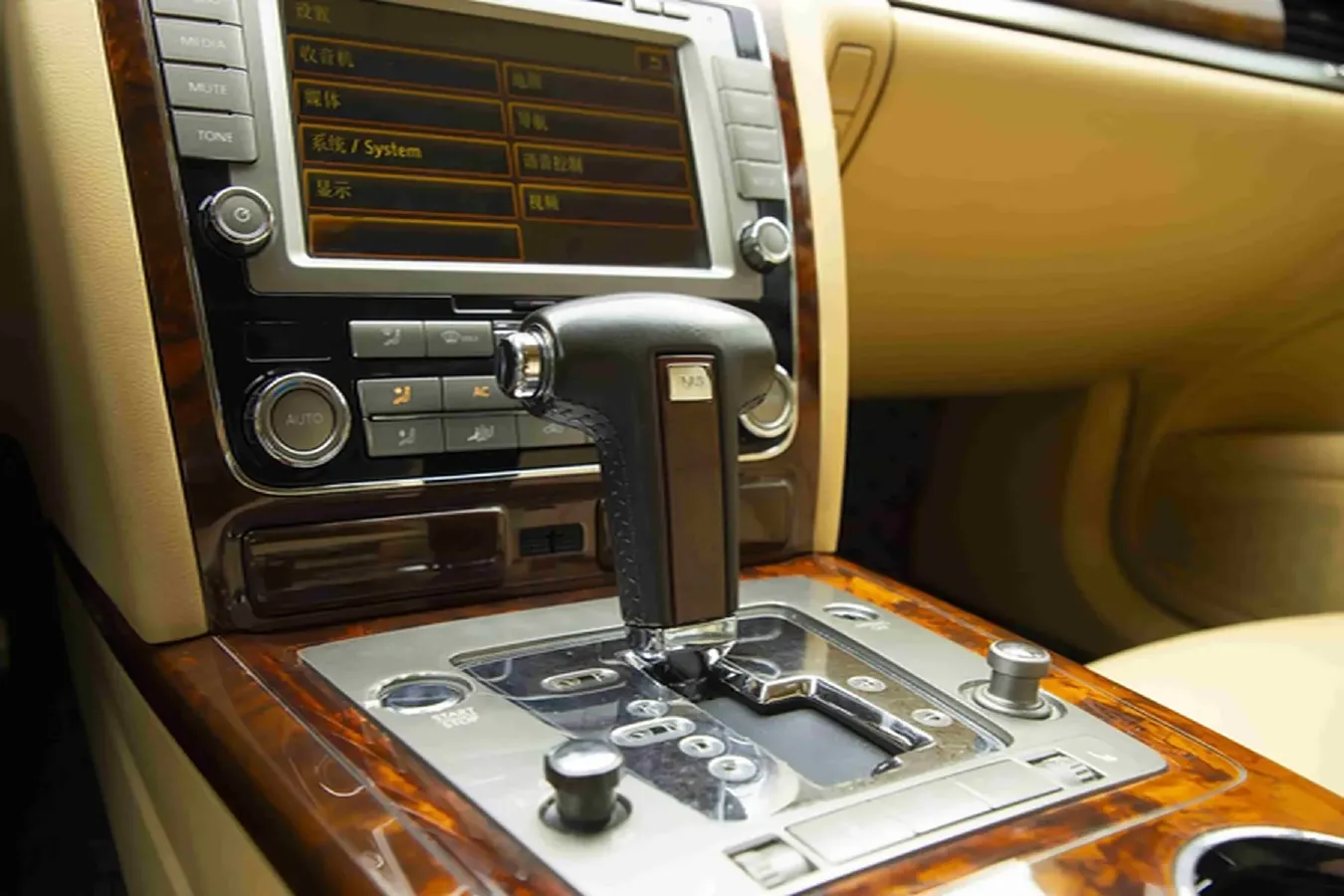 2012 Volkswagen Pheaton 3.0L 250HP V6 6AT,autocango,china used car exporter,china ev exporter,chinese used car exporter,chinese used ev exporter