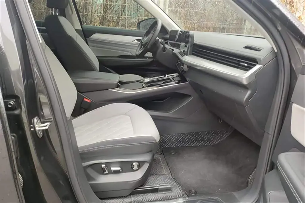 2023 Volkswagen Tavendor 2.0T 220HP L4 7DCT,autocango,china used car exporter,china ev exporter,chinese used car exporter,chinese used ev exporter