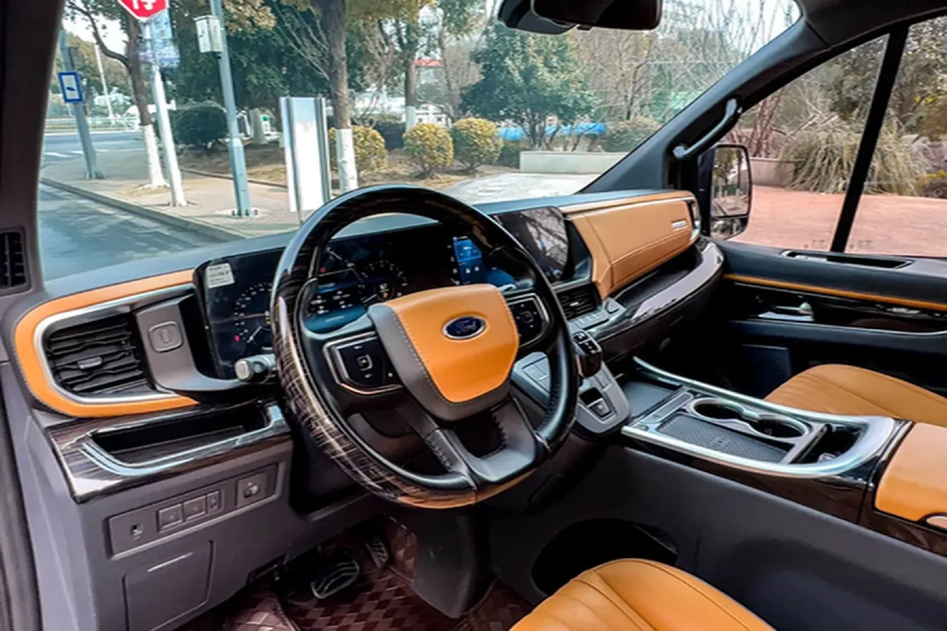 2024 Ford Tourneo 2.0T 220HP L4 9AT,autocango,china used car exporter,china ev exporter,chinese used car exporter,chinese used ev exporter