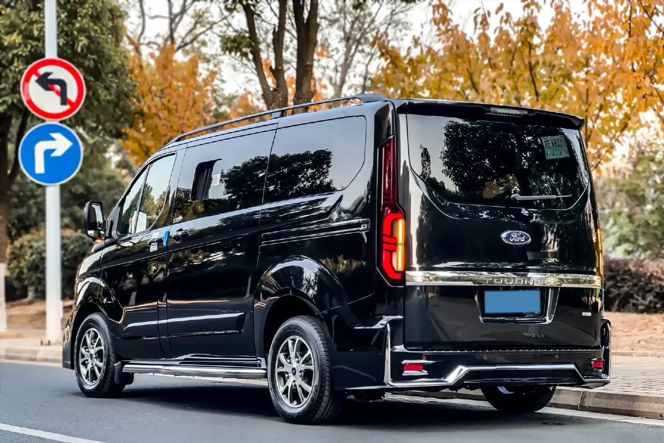 2024 Ford Tourneo 2.0T 220HP L4 9AT,autocango,china used car exporter,china ev exporter,chinese used car exporter,chinese used ev exporter