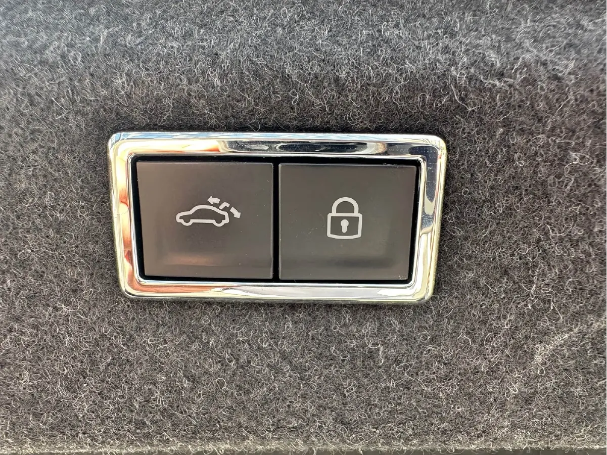 2021 Volkswagen Phideon 2.0T 224HP L4 7DCT,autocango,china used car exporter,china ev exporter,chinese used car exporter,chinese used ev exporter