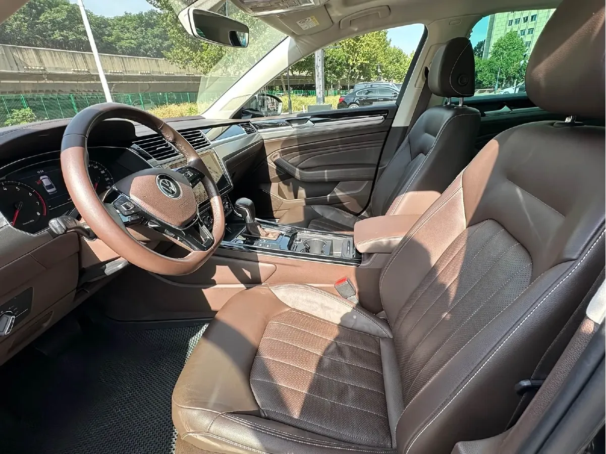 2021 Volkswagen Phideon 2.0T 224HP L4 7DCT,autocango,china used car exporter,china ev exporter,chinese used car exporter,chinese used ev exporter