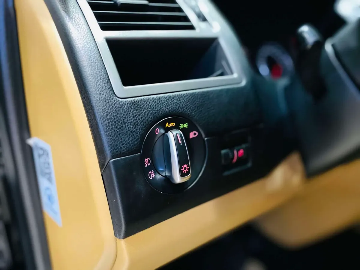 2015 Volkswagen Caravelle 2.0T 204HP L4 7DCT,autocango,china used car exporter,china ev exporter,chinese used car exporter,chinese used ev exporter