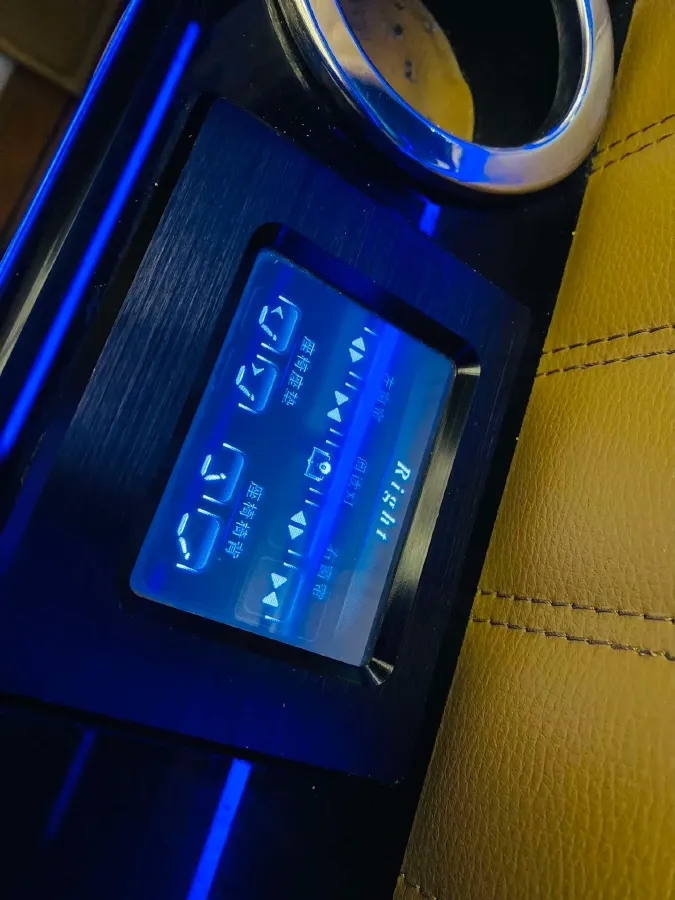 2015 Volkswagen Caravelle 2.0T 204HP L4 7DCT,autocango,china used car exporter,china ev exporter,chinese used car exporter,chinese used ev exporter