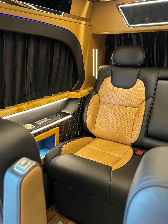 2019 Volkswagen Multivan 2.0T 204HP L4 7DCT,autocango,china used car exporter,china ev exporter,chinese used car exporter,chinese used ev exporter