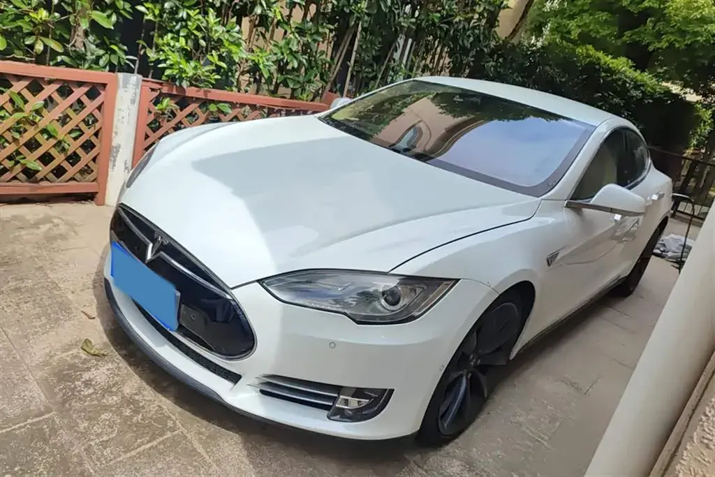 2015 Tesla Model S BEV 85KWH