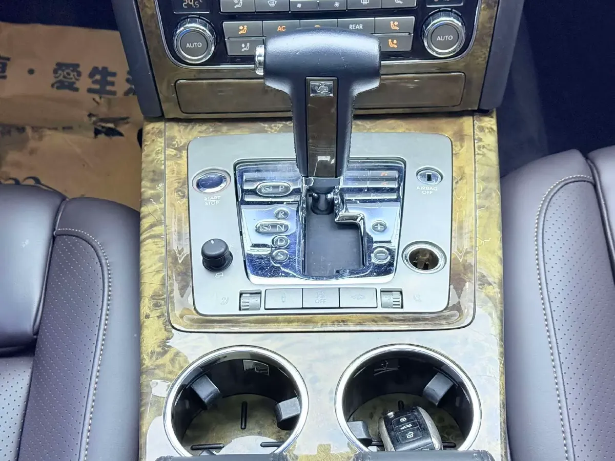 2012 Volkswagen Pheaton 4.2L 335HP V8 6AT,autocango,china used car exporter,china ev exporter,chinese used car exporter,chinese used ev exporter