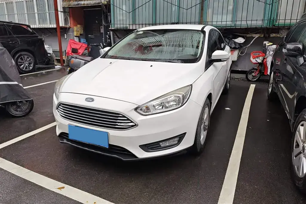 2015 Ford Focus 1.6L 125HP L4 5MT