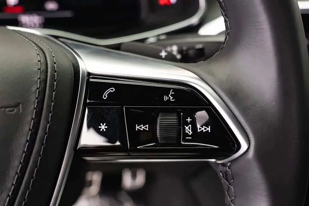 2025 Audi A6L 2.0T 245HP L4 7DCT,autocango,china used car exporter,china ev exporter,chinese used car exporter,chinese used ev exporter