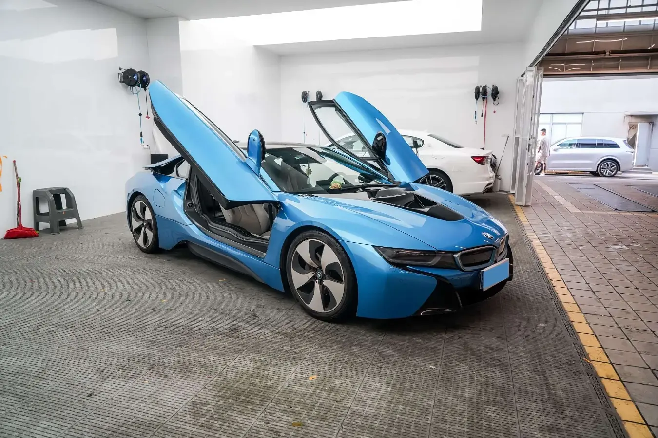 2014 BMW i8 1.5T 231HP L3 6AT PHEV 7.1KWH
