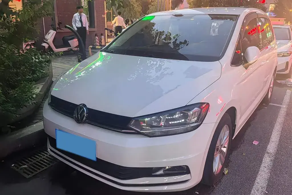 2016 Volkswagen Touran 1.4T 150HP L4 5MT