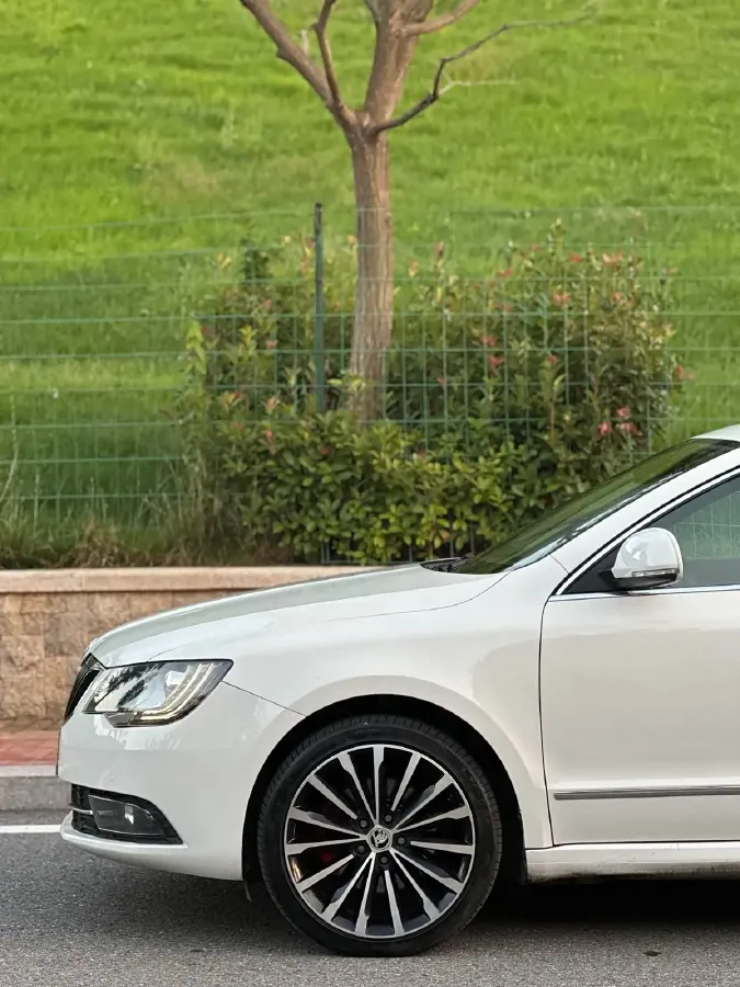 2013 Skoda Superb 2.0T 200HP L4 6DCT,autocango,china used car exporter,china ev exporter,chinese used car exporter,chinese used ev exporter