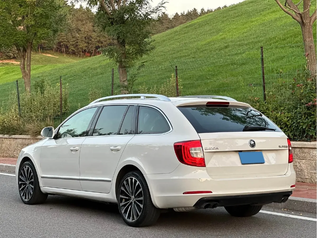 2013 Skoda Superb 2.0T 200HP L4 6DCT,autocango,china used car exporter,china ev exporter,chinese used car exporter,chinese used ev exporter