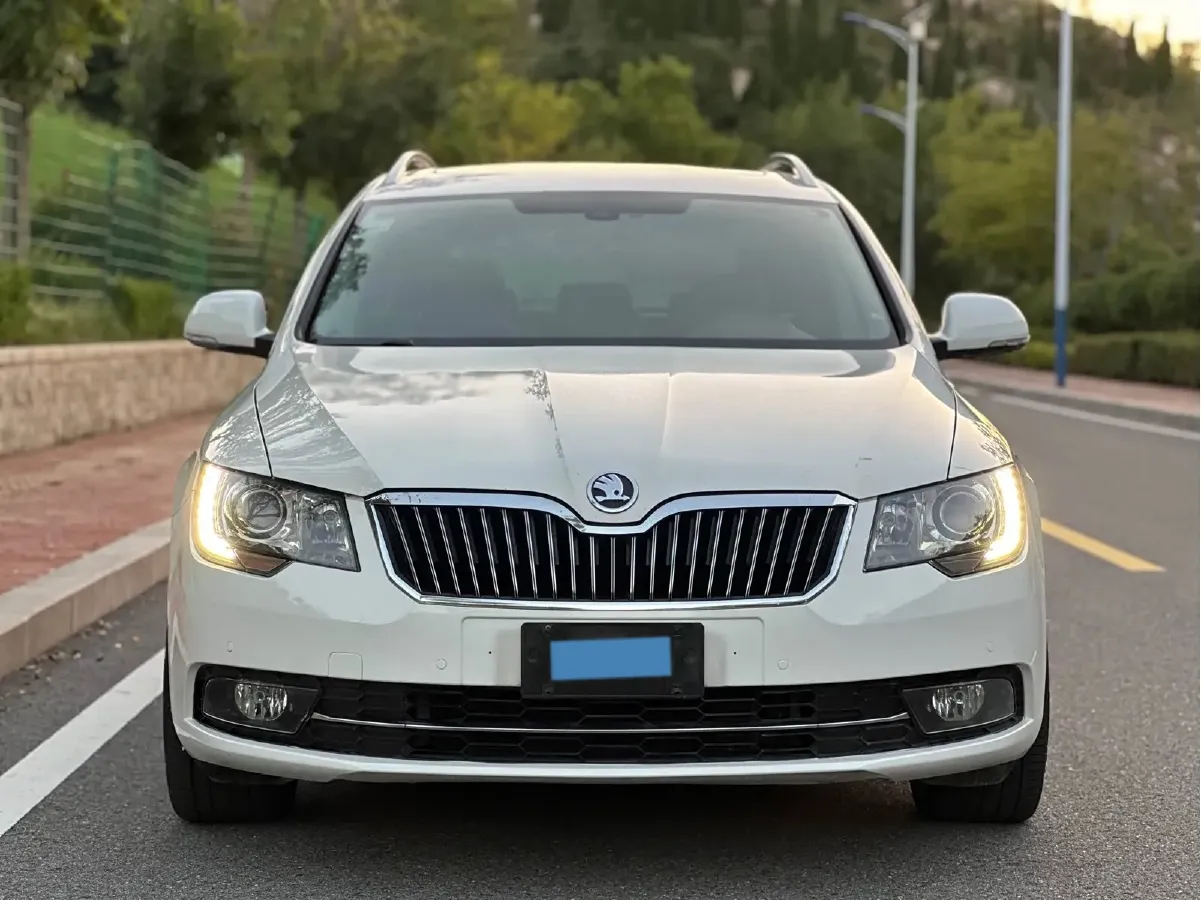 2013 Skoda Superb 2.0T 200HP L4 6DCT,autocango,china used car exporter,china ev exporter,chinese used car exporter,chinese used ev exporter