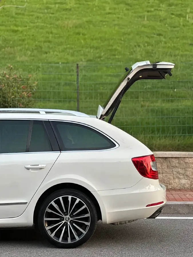 2013 Skoda Superb 2.0T 200HP L4 6DCT,autocango,china used car exporter,china ev exporter,chinese used car exporter,chinese used ev exporter