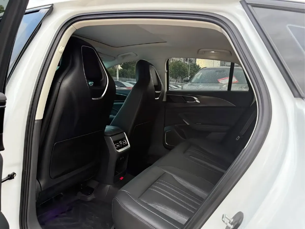 2023 HongQi H6 2.0T 252HP L4 8AT,autocango,china used car exporter,china ev exporter,chinese used car exporter,chinese used ev exporter