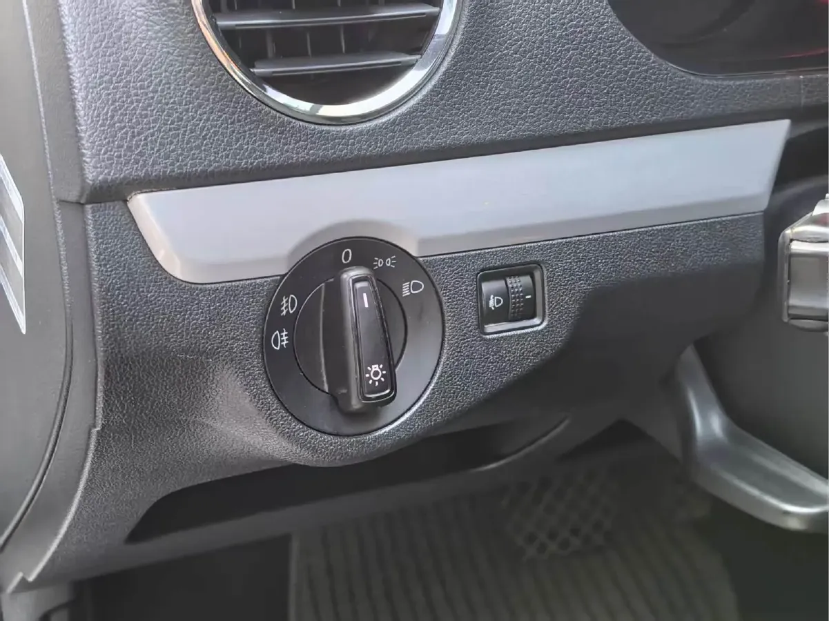 2013 Volkswagen Jetta 1.6L 110HP L4 6AT,autocango,china used car exporter,china ev exporter,chinese used car exporter,chinese used ev exporter