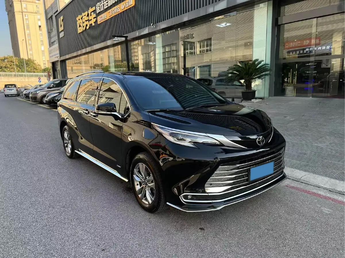 2024 Toyota Sienna 2.5L 189HP L4 E-CVT Hybrid