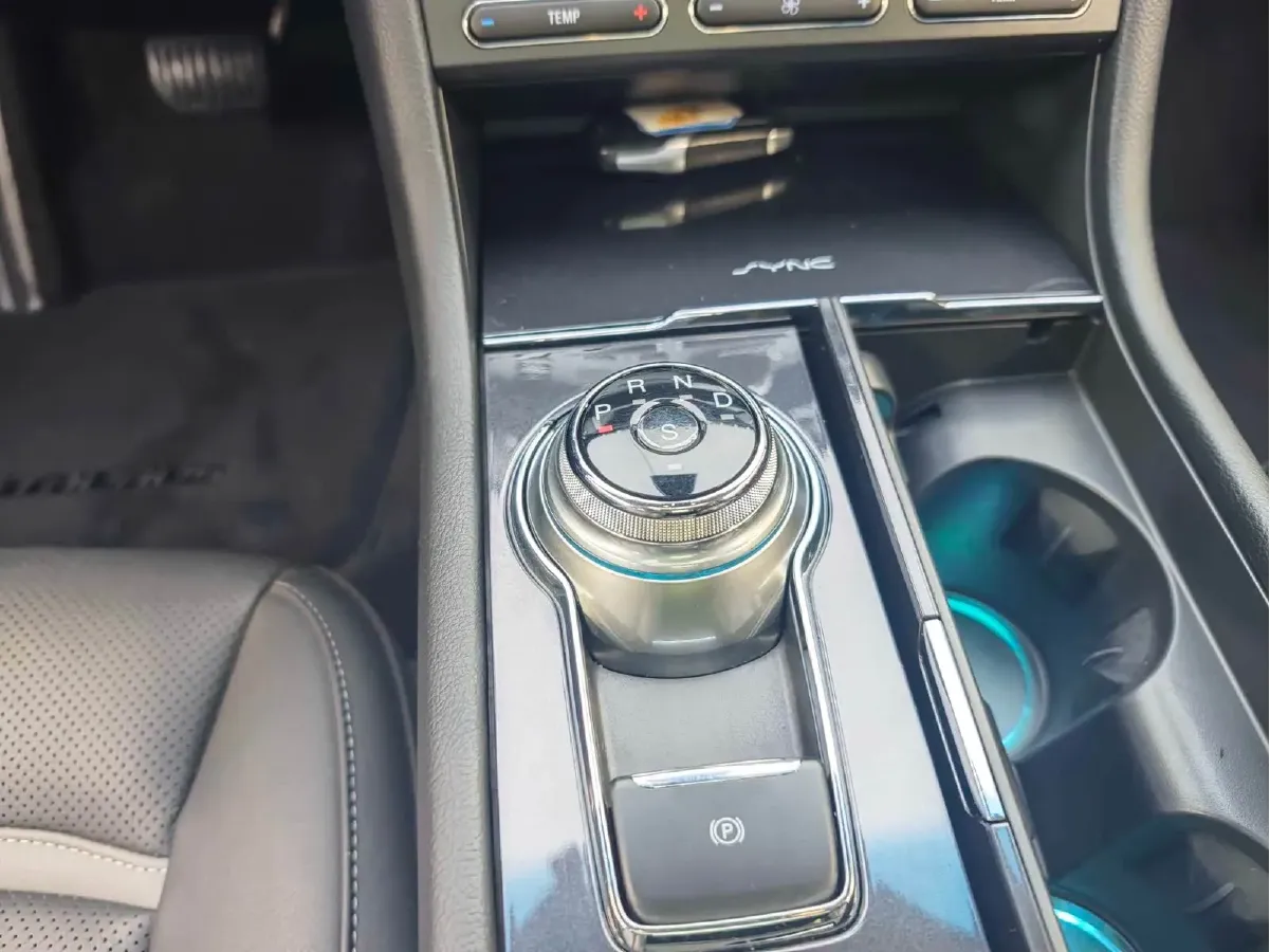 2015 Ford Taurus 2.0T 245HP L4 6AT,autocango,china used car exporter,china ev exporter,chinese used car exporter,chinese used ev exporter