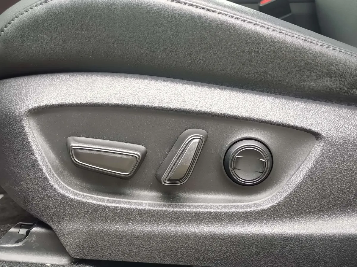 2023 Toyota CrownSportCross 2.5L 185HP L4 E-CVT Hybrid,autocango,china used car exporter,china ev exporter,chinese used car exporter,chinese used ev exporter