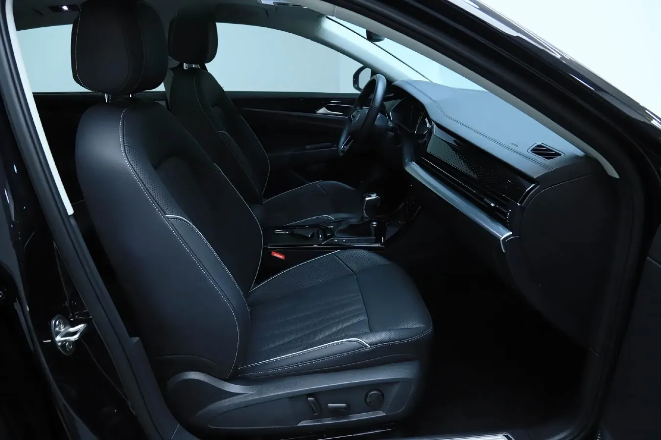 2023 Volkswagen Passat 2.0T 186HP L4 7DCT,autocango,china used car exporter,china ev exporter,chinese used car exporter,chinese used ev exporter