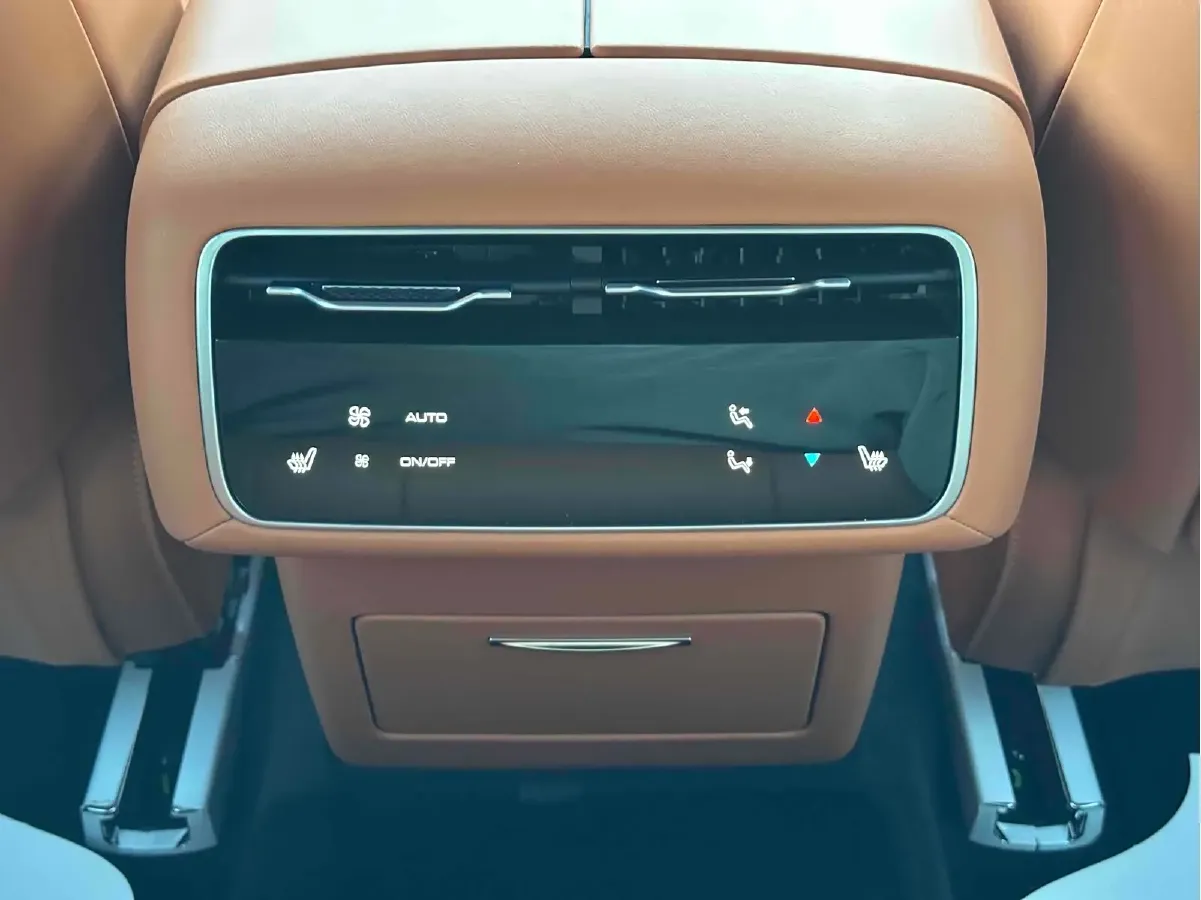 2024 Tank 700 3.0T 360HP V6 9AT PHEV 37.1KWH,autocango,china used car exporter,china ev exporter,chinese used car exporter,chinese used ev exporter