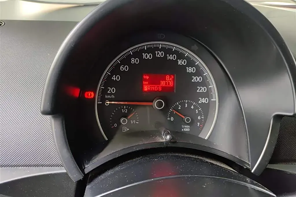 2010 Volkswagen Beetle 2.0L 115HP L4 6AT,autocango,china used car exporter,china ev exporter,chinese used car exporter,chinese used ev exporter