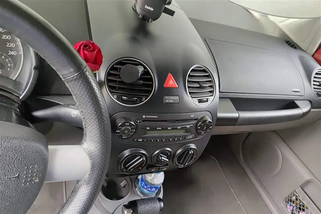 2010 Volkswagen Beetle 2.0L 115HP L4 6AT,autocango,china used car exporter,china ev exporter,chinese used car exporter,chinese used ev exporter