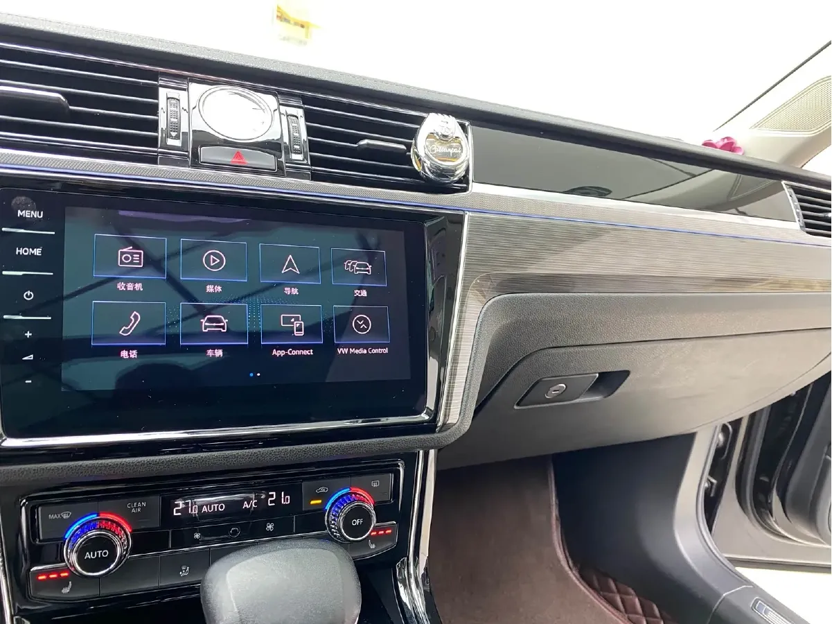 2018 Volkswagen Phideon 2.0T 224HP L4 7DCT,autocango,china used car exporter,china ev exporter,chinese used car exporter,chinese used ev exporter