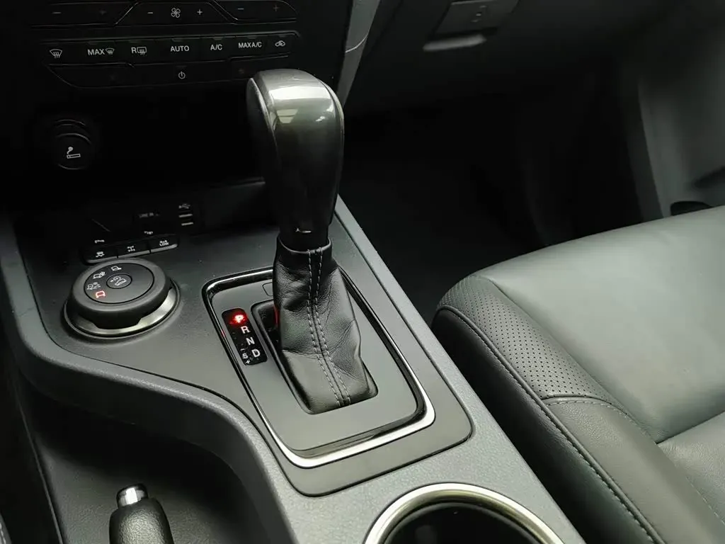 2016 Ford Everest 2.0T 245HP L4 6AT,autocango,china used car exporter,china ev exporter,chinese used car exporter,chinese used ev exporter