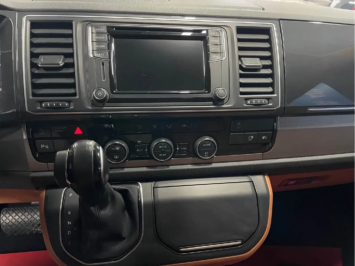 2017 Volkswagen Caravelle 2.0T 204HP L4 7DCT,autocango,china used car exporter,china ev exporter,chinese used car exporter,chinese used ev exporter