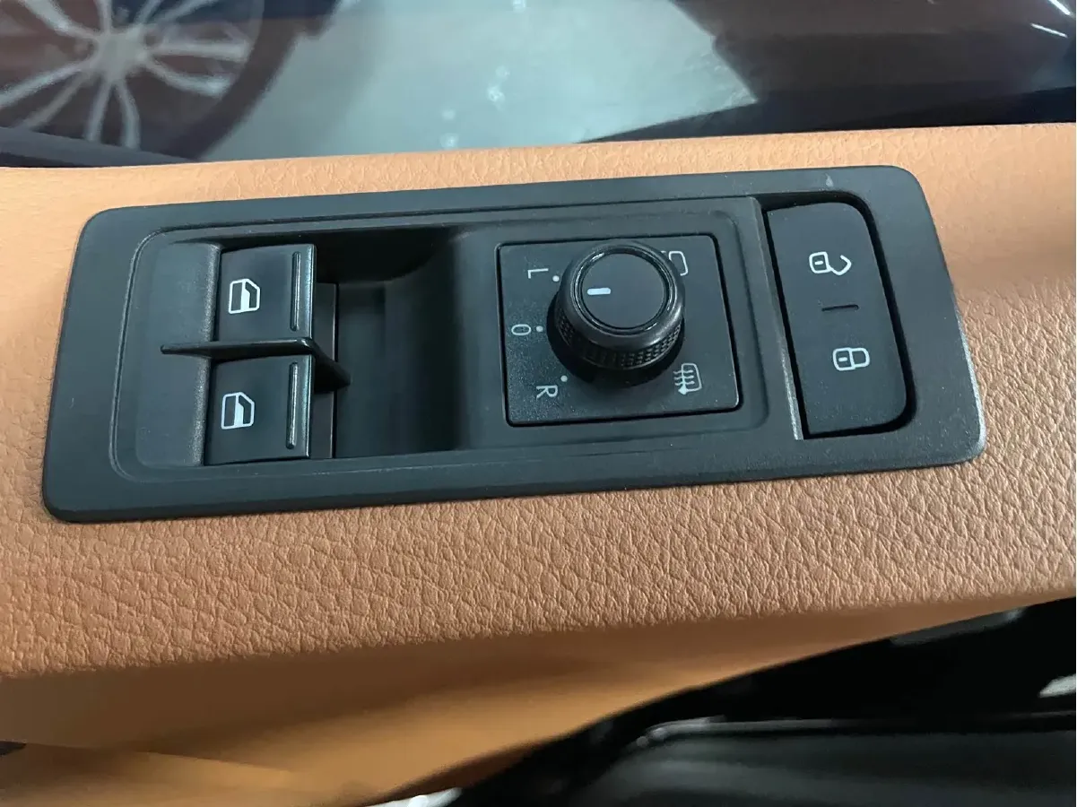 2017 Volkswagen Caravelle 2.0T 204HP L4 7DCT,autocango,china used car exporter,china ev exporter,chinese used car exporter,chinese used ev exporter