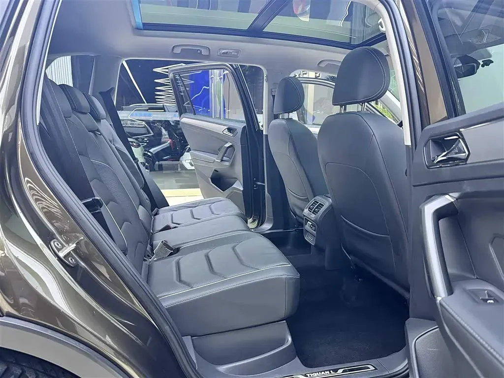 2017 Volkswagen Tiguan L 1.8T 180HP L4 7DCT,autocango,china used car exporter,china ev exporter,chinese used car exporter,chinese used ev exporter