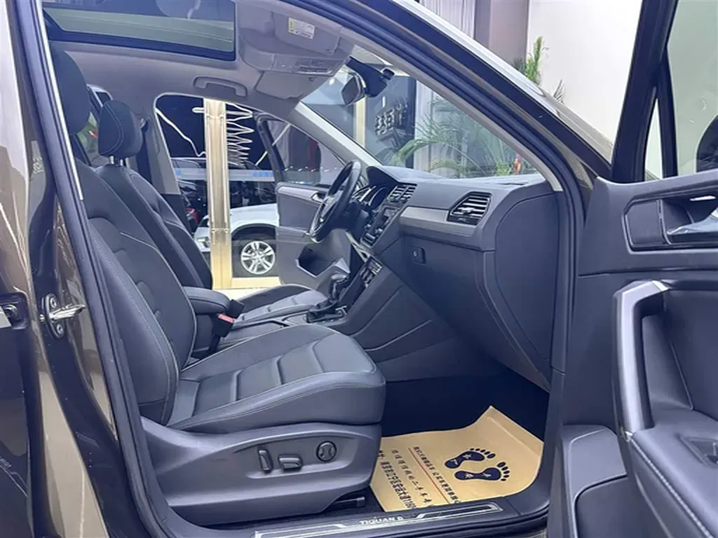 2017 Volkswagen Tiguan L 1.8T 180HP L4 7DCT,autocango,china used car exporter,china ev exporter,chinese used car exporter,chinese used ev exporter