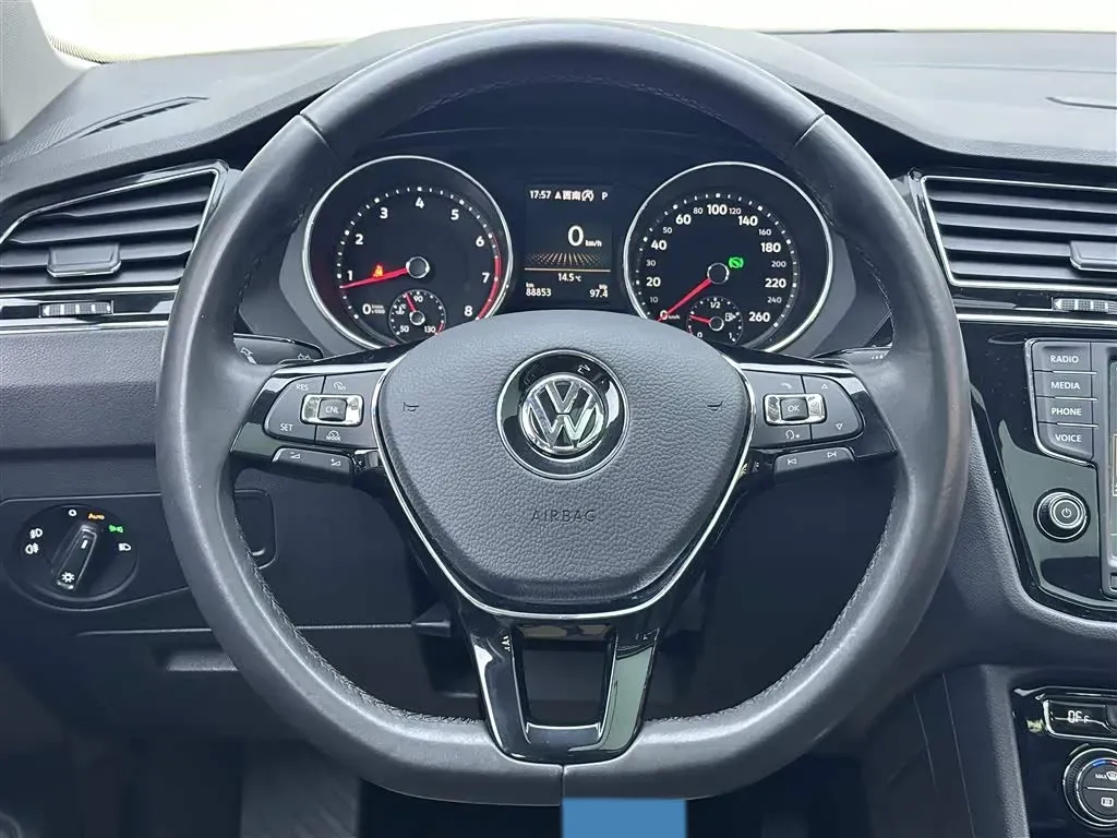 2017 Volkswagen Tiguan L 1.8T 180HP L4 7DCT,autocango,china used car exporter,china ev exporter,chinese used car exporter,chinese used ev exporter