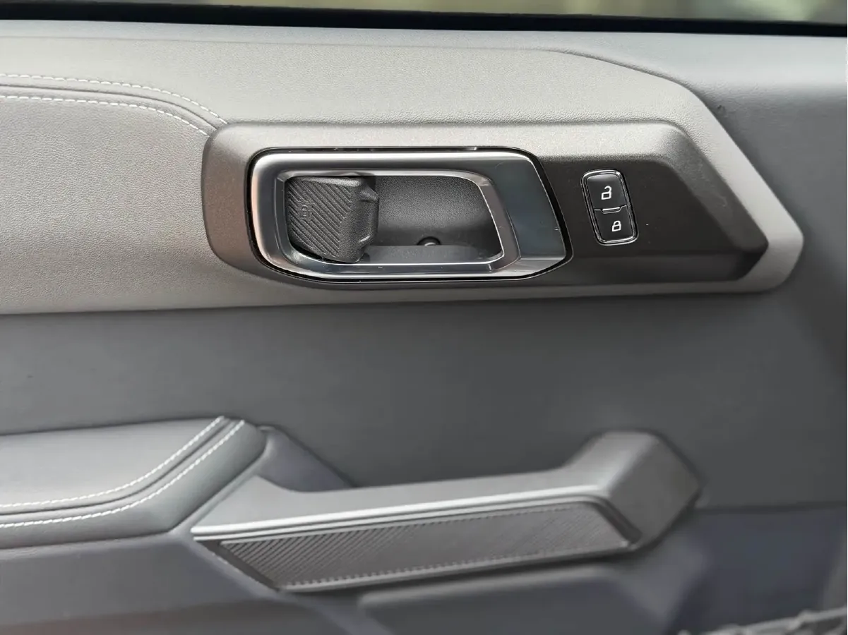 2024 Ford Bronco 2.3T 275HP L4 10AT,autocango,china used car exporter,china ev exporter,chinese used car exporter,chinese used ev exporter