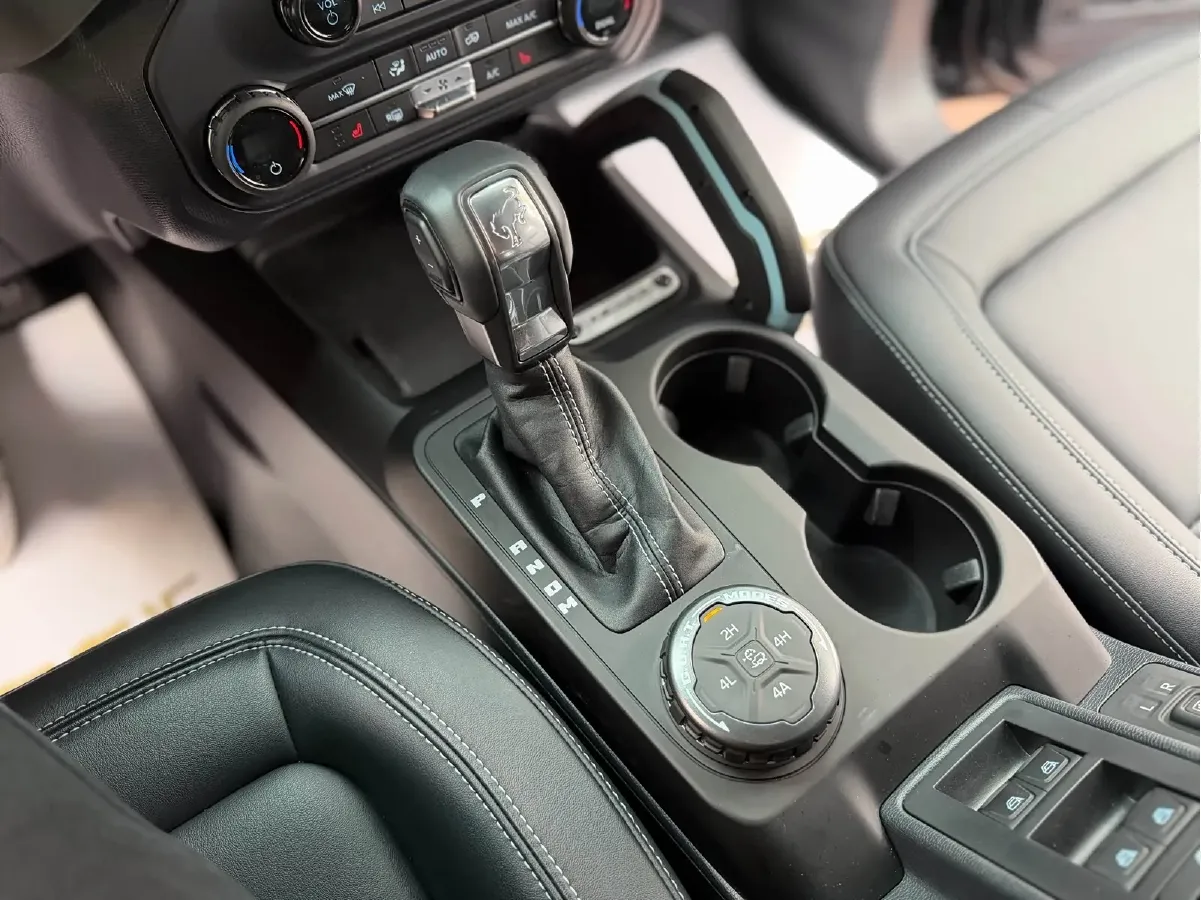 2024 Ford Bronco 2.3T 275HP L4 10AT,autocango,china used car exporter,china ev exporter,chinese used car exporter,chinese used ev exporter