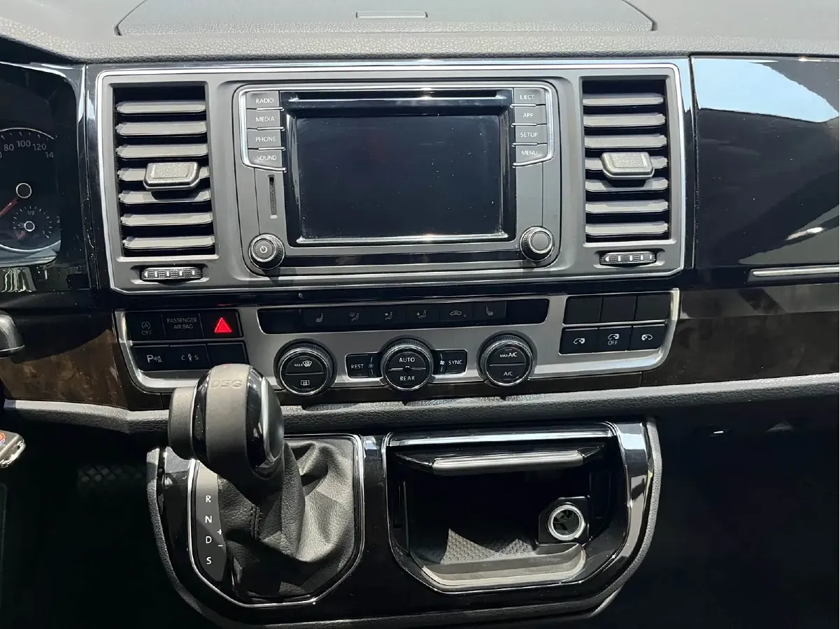 2019 Volkswagen Multivan 2.0T 204HP L4 7DCT,autocango,china used car exporter,china ev exporter,chinese used car exporter,chinese used ev exporter